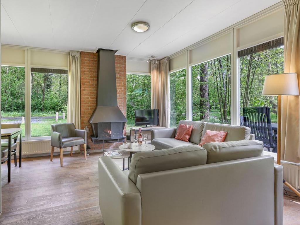 Comfort 6-Person Dog Bungalow In The Holiday Park Landal Heideheuvel Beekbergen Rom bilde