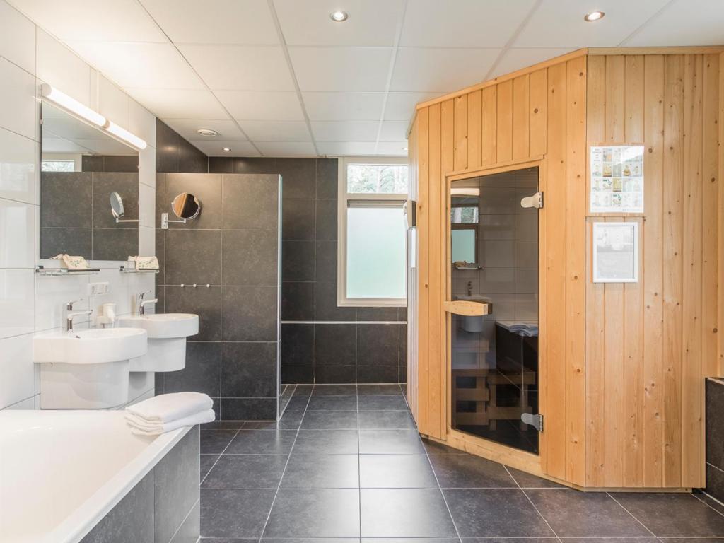 Comfort 6-Person Dog Bungalow In The Holiday Park Landal Heideheuvel Beekbergen Rom bilde
