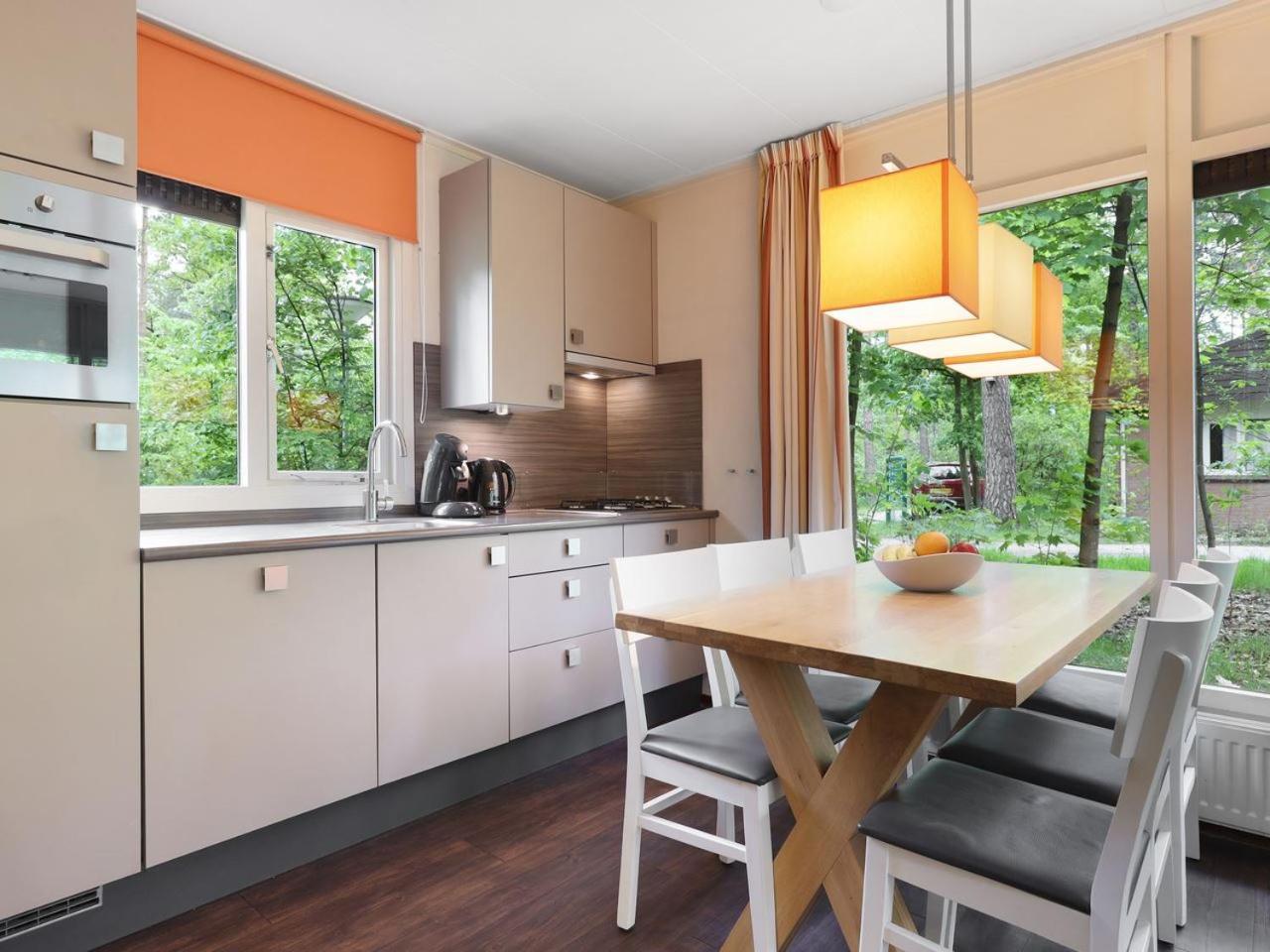 Comfort 6-Person Dog Bungalow In The Holiday Park Landal Heideheuvel Beekbergen Rom bilde