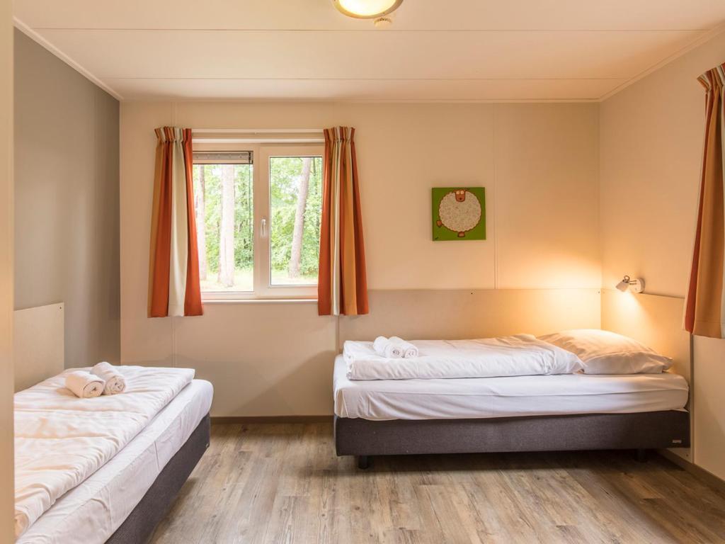 Comfort 6-Person Dog Bungalow In The Holiday Park Landal Heideheuvel Beekbergen Rom bilde