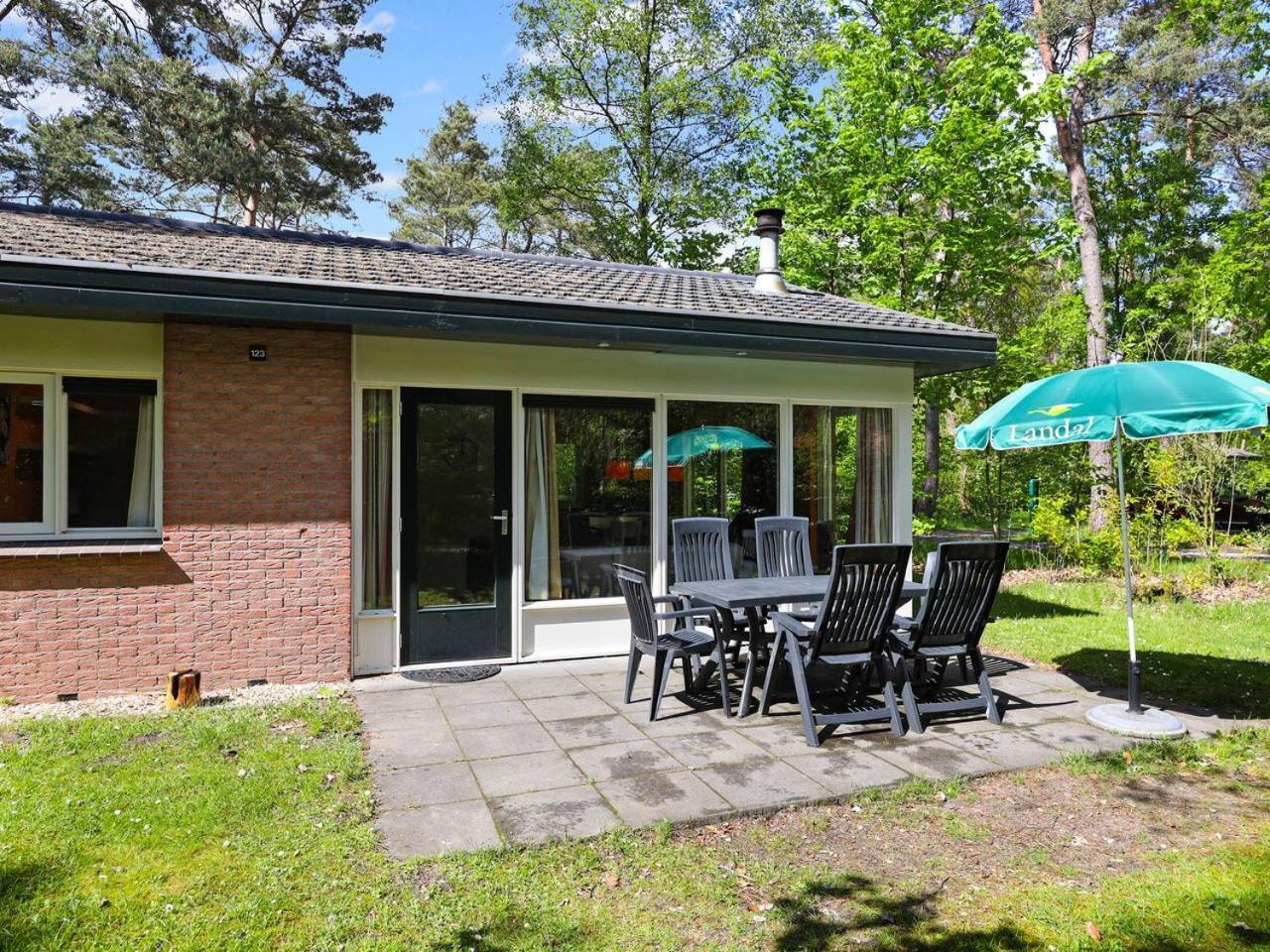 Comfort 6-Person Dog Bungalow In The Holiday Park Landal Heideheuvel Beekbergen Rom bilde