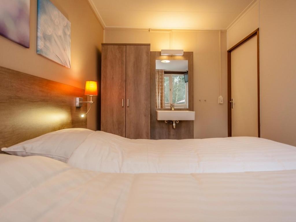 Comfort 6-Person Dog Bungalow In The Holiday Park Landal Heideheuvel Beekbergen Rom bilde